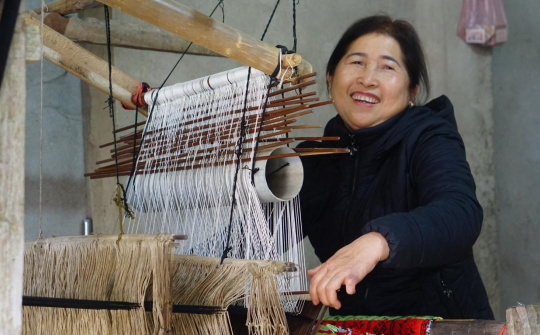 Người nâng niu sắc màu thổ cẩm xứ Tuyên