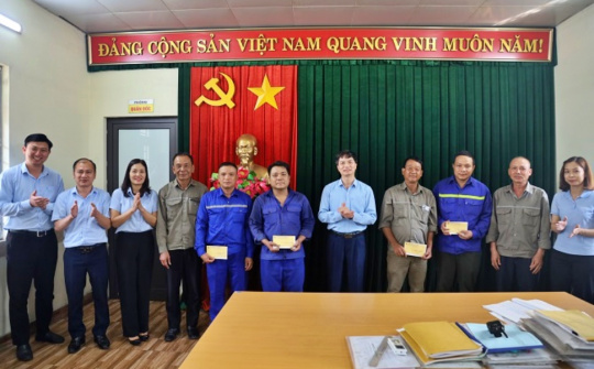 Than Hà Tu: Thăm, tặng quà công nhân xuất sắc tiêu biểu, công nhân lao động có hoàn cảnh khó khăn