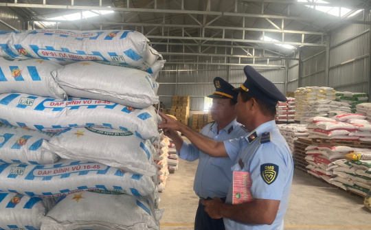 Long An phát hiện, xử lý hàng chục trường hợp vi phạm trong kinh doanh phân bón, thuốc bảo vệ thực vật
