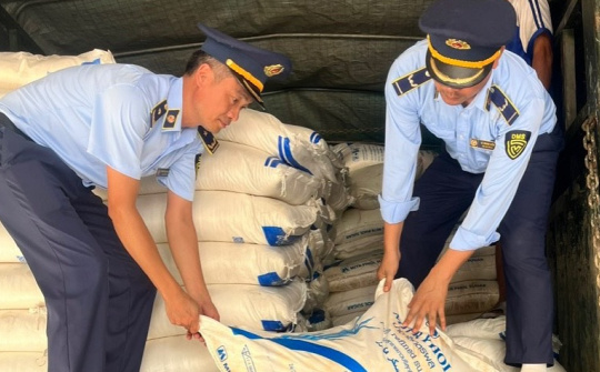 Quảng Trị: Dùng hóa đơn quay vòng để vận chuyển đường cát nhập lậu