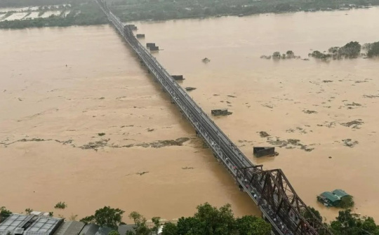 Nước sông Hồng lên nhanh, Hà Nội dừng chạy tàu qua cầu Long Biên