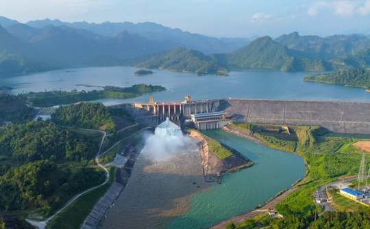 Tiếp tục đóng 1 cửa xả đáy hồ thủy điện Tuyên Quang