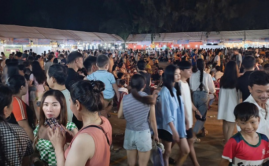 Bình Thuận: 3.000 lượt người tham quan và mua sắm tại Phiên chợ hàng Việt về hải đảo huyện Phú Quý