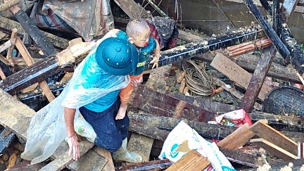Lào Cai: Sạt lở vùi lấp gia đình 5 người, 1 cháu bé may mắn sống sót