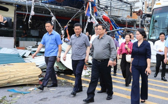 Bộ trưởng Nguyễn Hồng Diên tháp tùng Thủ tướng kiểm tra, đôn đốc công tác khắc phục hậu quả bão ở Hải Phòng