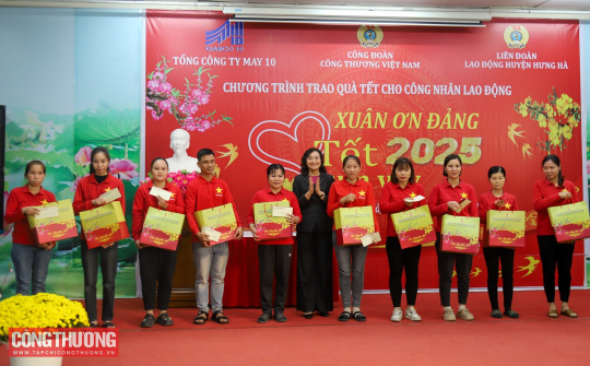 [CHÙM ẢNH] Thứ trưởng Phan Thị Thắng tặng quà, chúc Tết đoàn viên, người lao động tỉnh Thái Bình