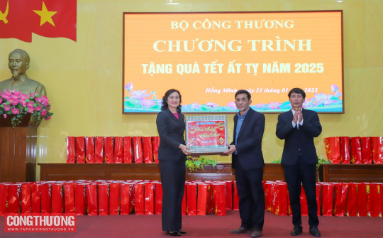 Thứ trưởng Phan Thị Thắng thăm hỏi, tặng quà đoàn viên, người lao động tỉnh Thái Bình nhân dịp Tết Ất Tỵ
