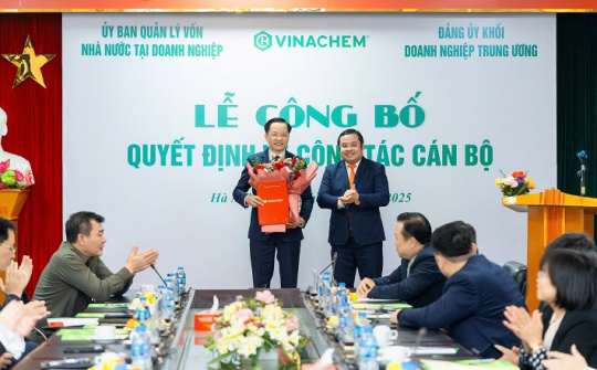 Trao quyết định Tổng giám đốc Vinachem cho ông Nguyễn Hữu Tú
