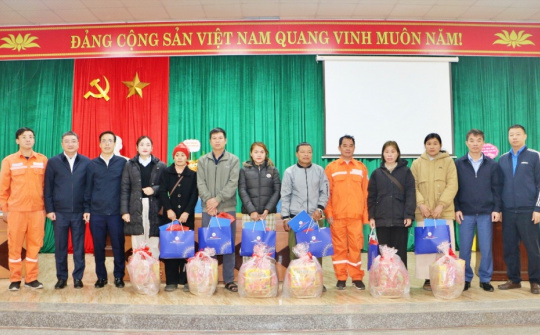 Thủy điện Trung Sơn tặng quà tết cho các hộ gia đình có hoàn cảnh đặc biệt khó khăn