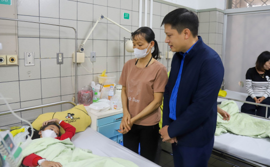 Đoàn Thanh niên Bộ Công Thương thăm hỏi, tặng quà bệnh nhi tại Bệnh viện Bạch Mai