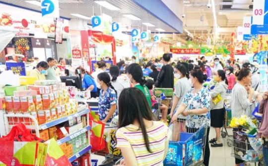 Hoạt động mua bán sôi động trở lại ngày mùng 3 Tết, giá cả thị trường vẫn ổn định