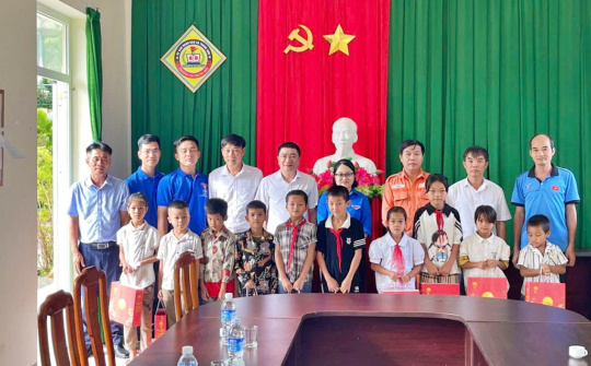 Thủy điện Trung Sơn trao quà Trung thu cho thiếu nhi có hoàn cảnh khó khăn tại xã Trung Sơn