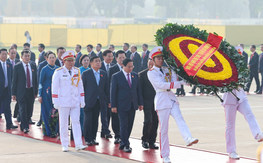 Đoàn đại biểu dự Đại hội Đảng bộ Chính phủ vào Lăng viếng Chủ tịch Hồ Chí Minh