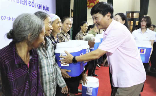 Petrolimex trao 1.100 bình lọc nước và ủng hộ 01 tỷ đồng tới người dân trên địa bàn tỉnh Hưng Yên