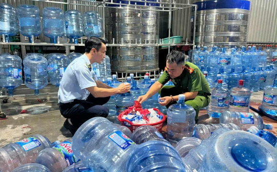Hàng nghìn bình nước Lavie giả tung ra thị trường: Lộ thủ đoạn làm giả tinh vi ngay giữa Thủ đô