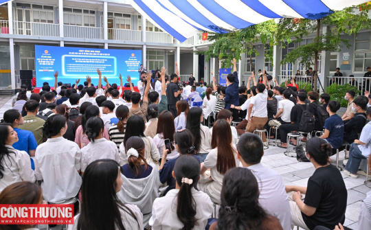 Nhiều bạn trẻ hào hứng tìm hiểu pháp luật về sử dụng năng lượng tiết kiệm và hiệu quả