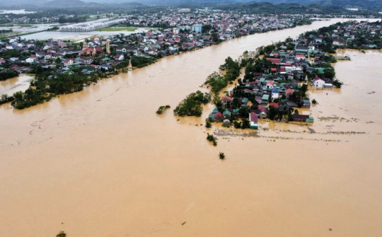 Huy động mọi nguồn lực, quyết liệt khắc phục hậu quả bão số 10 và mưa lũ