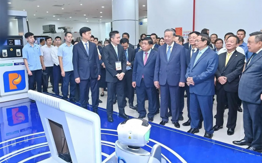 Tổng Bí thư Tô Lâm thăm gian trưng bày của Petrolimex tại Triển lãm quốc tế Đổi mới sáng tạo Việt Nam 2025