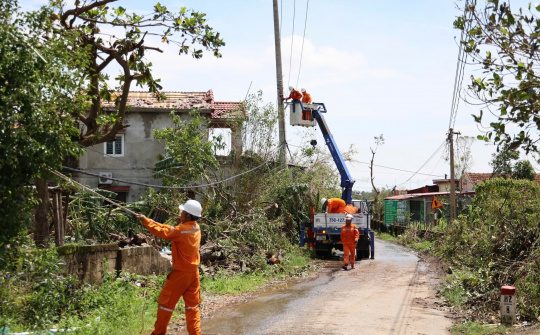 Ngành điện nỗ lực khắc phục sự cố sau bão số 10, gần 87% khách hàng đã có điện trở lại