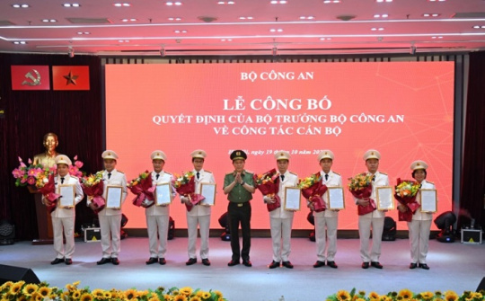 Bộ Công an phong cấp bậc hàm cho 8 lãnh đạo chủ chốt của Tổng Công ty Viễn thông MobiFone
