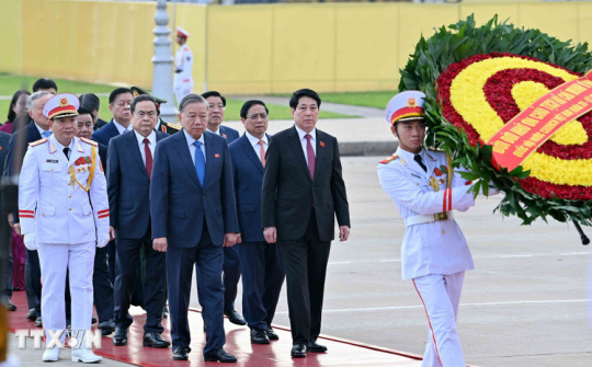 Đại biểu Quốc hội vào Lăng viếng Chủ tịch Hồ Chí Minh