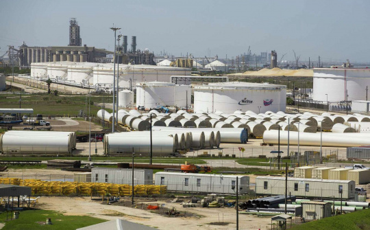 Giá xăng dầu hôm nay 21/10: Giảm nhẹ do lo ngại dư cung