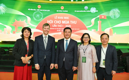 Bộ trưởng Nguyễn Hồng Diên gặp gỡ các đối tác quốc tế tại Hội chợ Mùa Thu lần thứ nhất - 2025