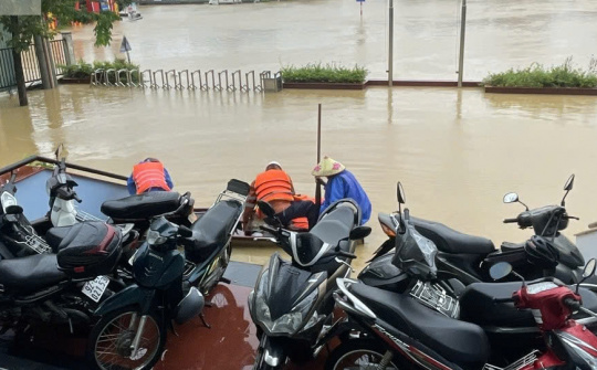 Người thợ điện Đà Nẵng - "Điểm tựa" của người dân vùng lũ