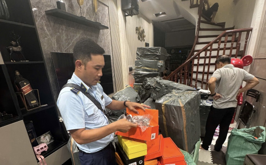 Phát hiện hơn 5.700 sản phẩm giày dép giả mạo nhãn hiệu nổi tiếng tại phường Kim Liên