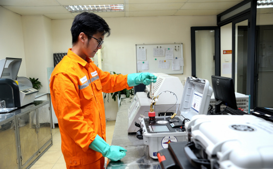 Phía sau ánh sáng Thủ đô là những người thí nghiệm dầu máy biến áp