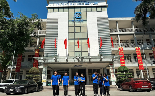 Sinh viên Đại học Điện lực hào hứng lan tỏa thông điệp “Chuyển dịch xanh - Tương lai xanh”