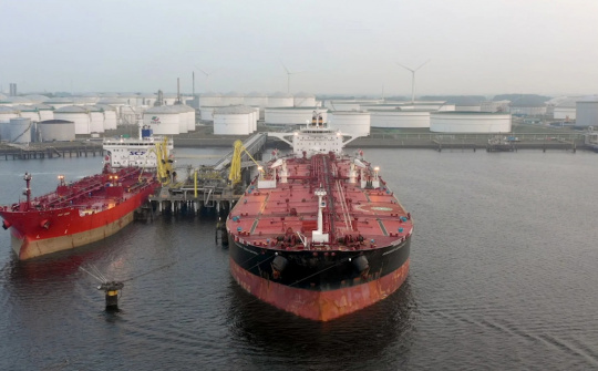 Giá xăng dầu hôm nay 15/11: Thị trường mất hơn 2% nguồn cung toàn cầu, giá bật tăng