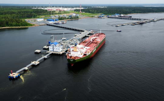 Giá xăng dầu hôm nay 17/11: Cảng xuất dầu lớn tại Nga nối lại hoạt động