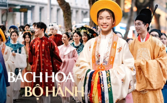 Bách Hoa Bộ Hành 2025: Hơn 1.000 người diễu hành cổ phục Việt rực rỡ sắc màu di sản