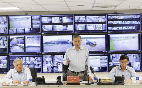 Tổng Bí thư Tô Lâm thăm, tặng quà người dân bị ảnh hưởng do mưa lũ tại Huế