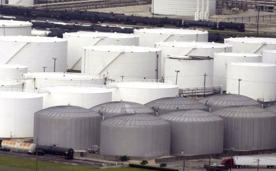 Giá xăng dầu hôm nay 20/11: Tồn kho dầu thô tại Mỹ giảm mạnh hơn dự kiến