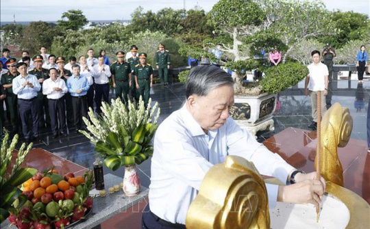Tổng Bí thư Tô Lâm dâng hương tưởng niệm Chủ tịch Hồ Chí Minh và các anh hùng liệt sĩ tại Phú Quốc