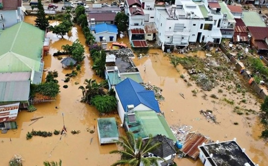 Bảo đảm nguồn cung hàng hóa thiết yếu tại các vùng đang bị cô lập do mưa lũ