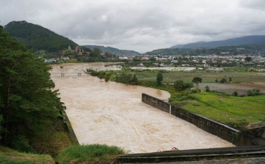 Hồ Đơn Dương xả điều tiết qua tràn đảm bảo an toàn công trình đầu mối