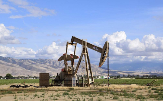 Giá xăng dầu hôm nay 24/11: Neo ở mức thấp nhất trong một tháng