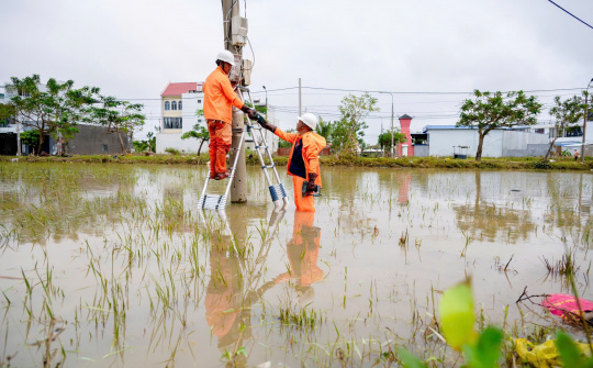Gần 96% khách hàng miền Trung - Tây Nguyên được cấp điện trở lại sau ngập lụt