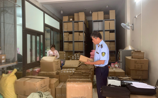 Hà Nội siết chặt kiểm soát thị trường, ngăn chặn buôn lậu và hàng giả dịp cuối năm