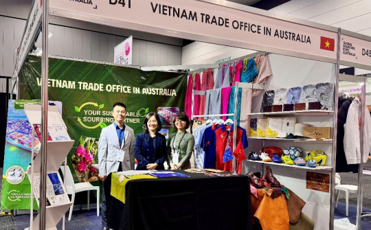 Gian hàng Việt Nam tại Hội chợ Global Sourcing Expo thu hút nhiều nhà mua hàng đến kết nối giao thương