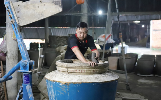 Khuyến công tiếp sức làng gốm Vĩnh Long chuyển mình hiện đại