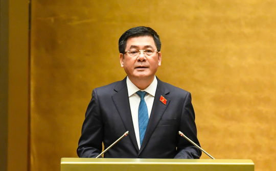 Bộ trưởng Nguyễn Hồng Diên trình bày Tờ trình dự án Luật Thương mại điện tử