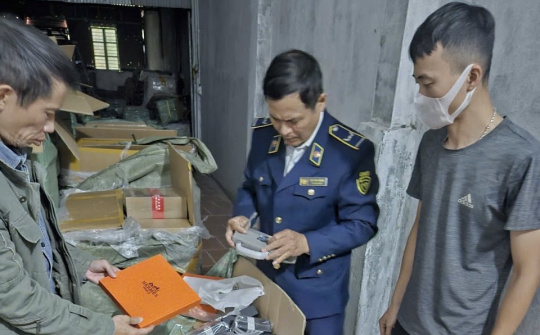 Phát hiện hơn 1.600 túi xách giả nhãn hiệu nổi tiếng tại một cơ sở ở Hà Nội