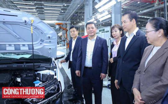 [CHÙM ẢNH] Bộ trưởng Bộ Công Thương hai nước Việt Nam, Lào khảo sát thực tế Nhà máy Ô tô Thành Công