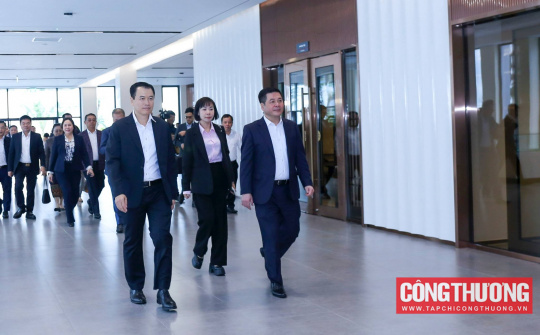 Bộ trưởng Bộ Công Thương Việt Nam và Lào làm việc tại tại Nhà máy Ô tô Thành Công Việt Hưng