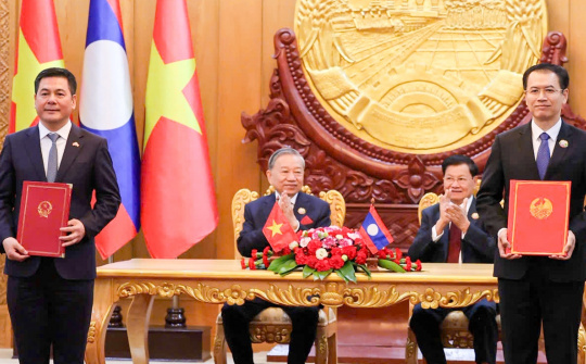 Bộ Công Thương hai nước Việt Nam, Lào trao Biên bản ghi nhớ về phát triển chuỗi liên kết công nghiệp