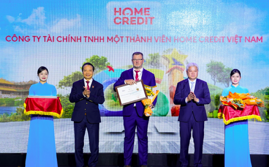 Home Credit xuất sắc lọt Top 10 Doanh nghiệp Bền vững tiêu biểu thuộc lĩnh vực Thương mại - Dịch vụ